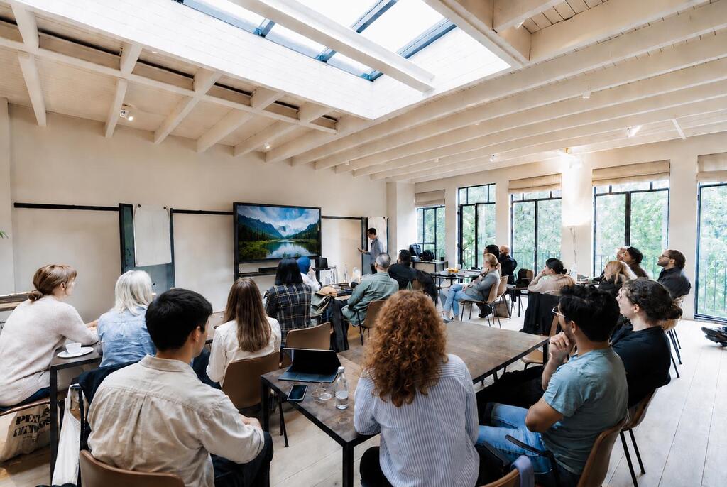 Personas en un salón recibiendo una capacitación empresarial.